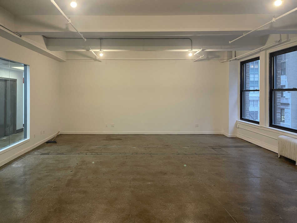 213 West 35th Street Office Space - Spacious Office Room