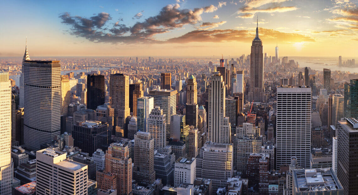 Skyline of Midtown Manhattan, New York City. The image shows the skyline of Midtown Manhattan, New York City, with the Empire State Building prominently featured.