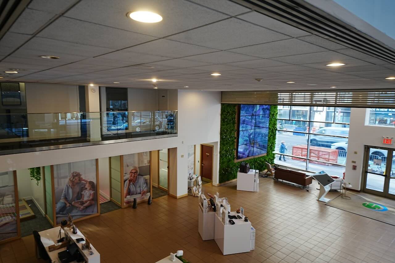 Modern 515 Seventh Ave lobby with tiled floors, reception, seating, and large street-facing windows.