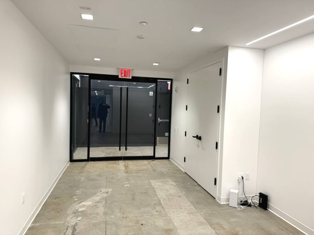 Entry/reception with glass doors