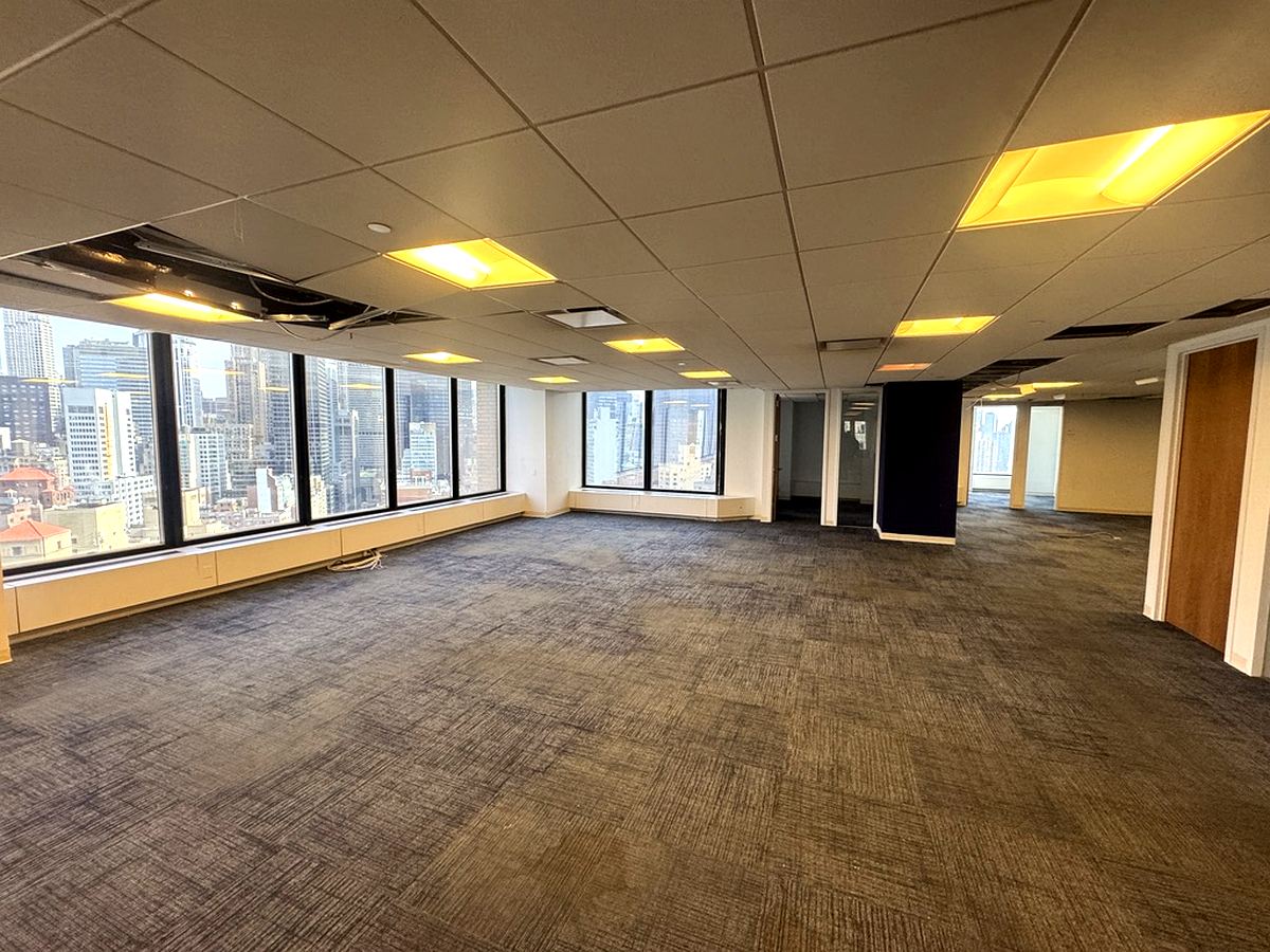 Open bullpen with carpet tile and west-facing city views, 25th floor at 3 Park Avenue
