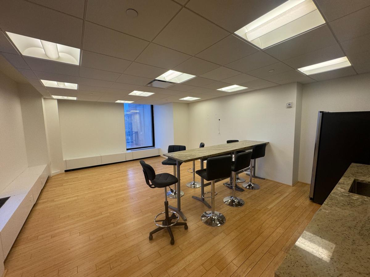 Corner private office with wrap-around floor-to-ceiling windows at 3 Park Avenue 37th floor