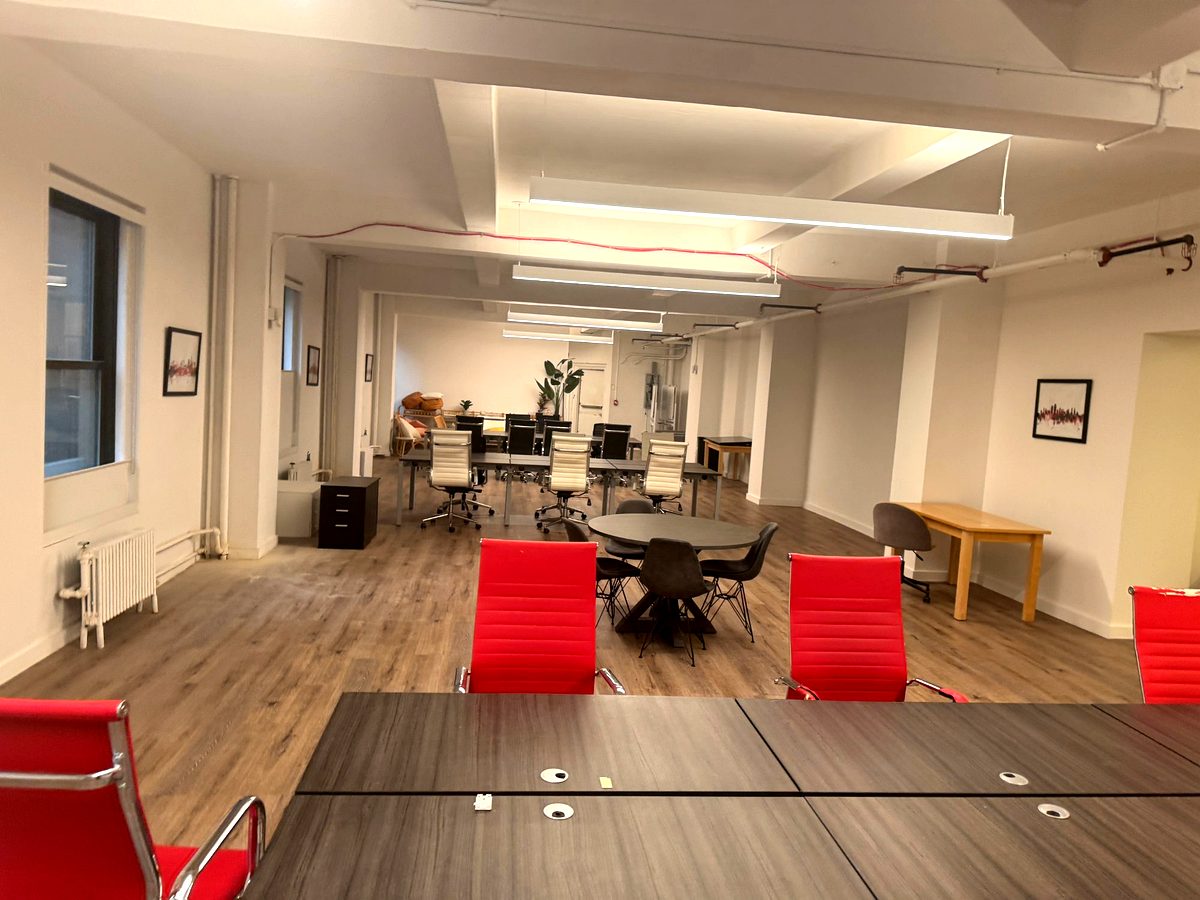 Open plan workstation clusters with perimeter windows, suite 602 at 171 Madison Avenue