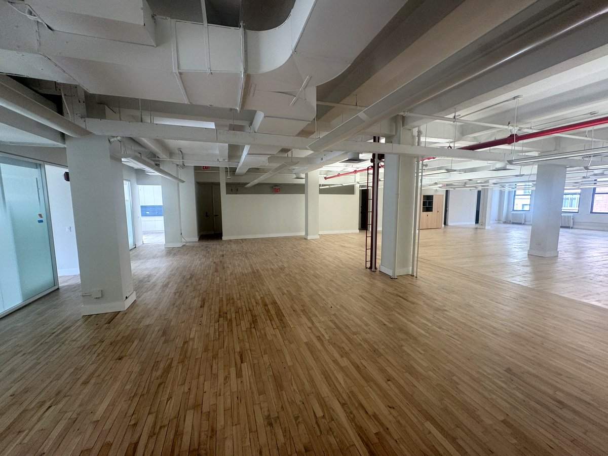 Bullpen with exposed ceilings and columns, 10th floor at 118 West 22nd Street